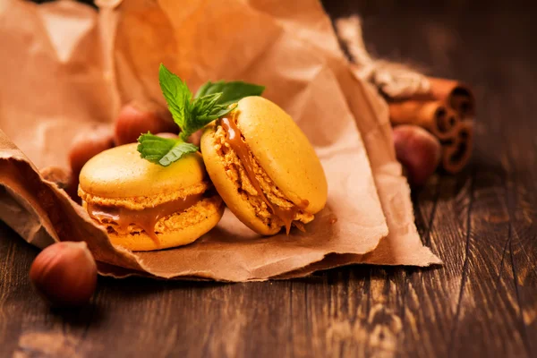 Karmel i cynamon macaroons — Zdjęcie stockowe