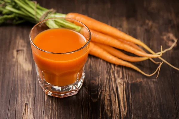 Vaso de jugo de zanahoria recién exprimido —  Fotos de Stock