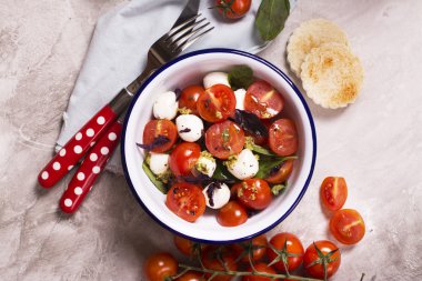 Taze İtalyan caprese salatası.