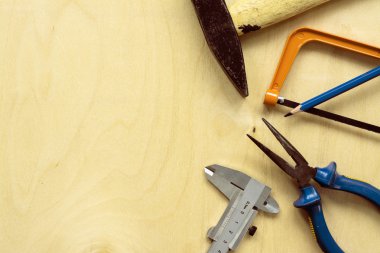 Kontrplak arka plan üzerinde farklı araçlar