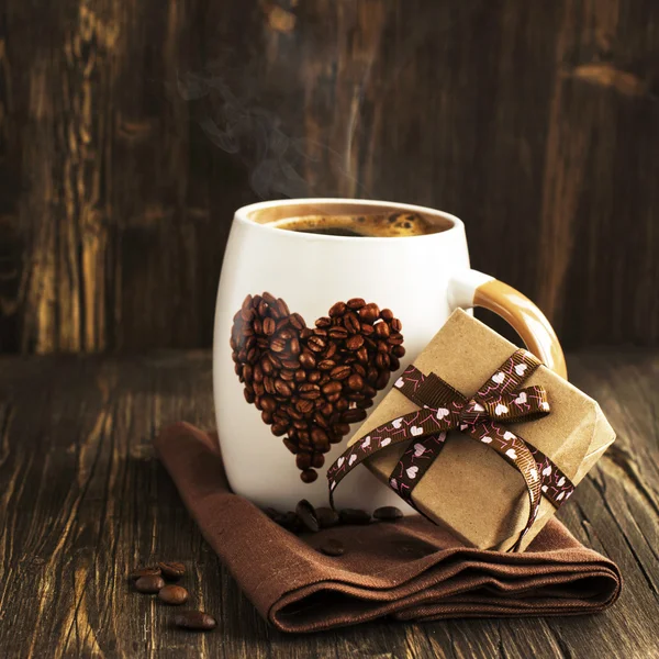 Kopje van koffie en gift box — Stockfoto