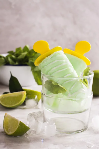 Mojito aromatisierte Eis am Stiel über Steinhintergrund — Stockfoto