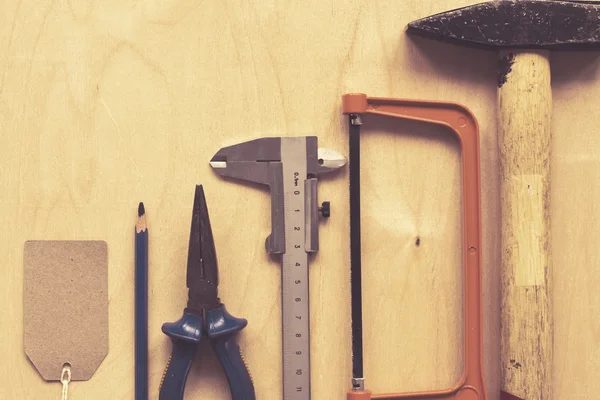 Diferentes ferramentas sobre fundo de madeira compensada — Fotografia de Stock