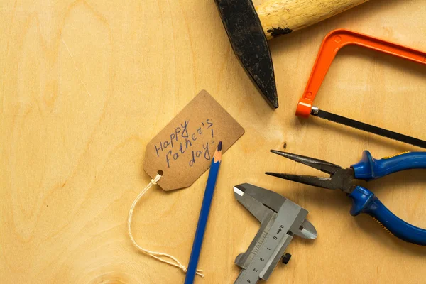 Diferentes herramientas sobre fondo de madera contrachapada — Foto de Stock