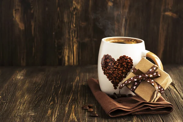 Kopp kaffe och gift box — Stockfoto