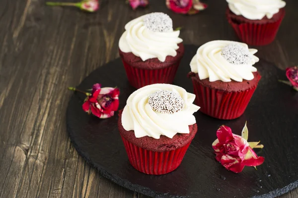 Red velvet cupcakes over wooden background — Stock Photo, Image