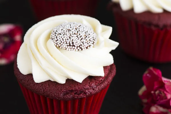 Red velvet cupcakes nad podłoże drewniane — Zdjęcie stockowe