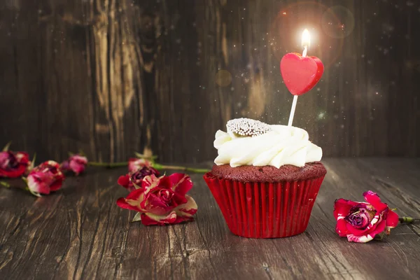 Lahodné červené sametové cupcake s hořící svíčkou — Stock fotografie