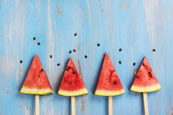 Vattenmelon popsicles över blå trä bakgrund — Stockfoto