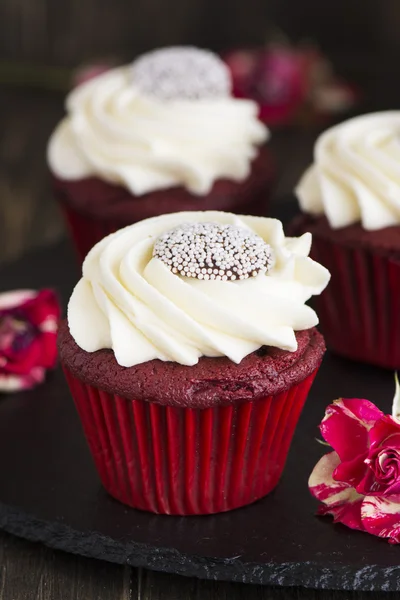 Červené sametové cupcakes dřevěné pozadí — Stock fotografie