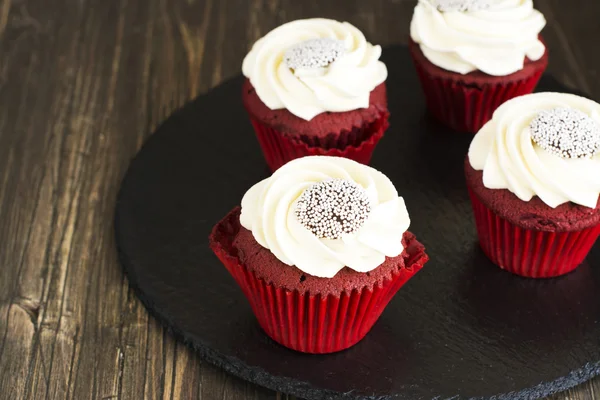 Red velvet cupcakes nad podłoże drewniane — Zdjęcie stockowe