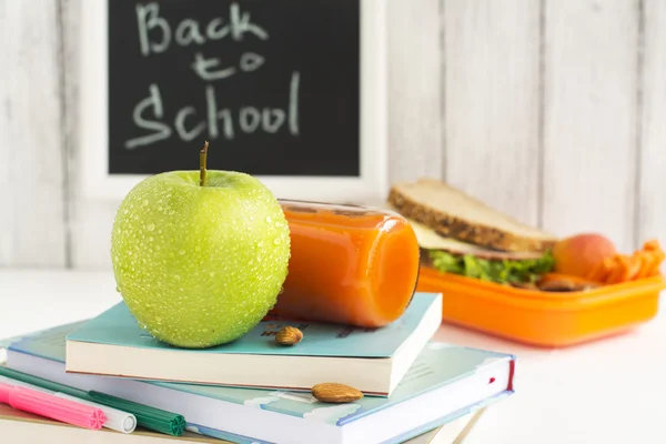 Школьная коробка с бутербродами, фруктами и орехами — стоковое фото