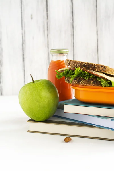 Школьная коробка с бутербродами, фруктами и орехами — стоковое фото