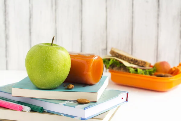 Almoço escolar com sanduíche, frutas e nozes — Fotografia de Stock