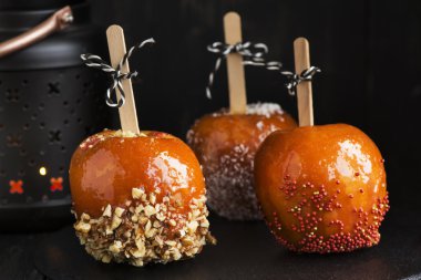 Cadılar Bayramı partisi için şeker elma