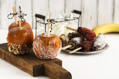 Karamelize elma - Cadılar Bayramı desset. Sonbahar kartı