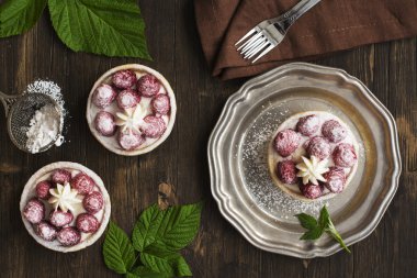 Grunge ahşap masa üzerinde küçük ahududu cheesecakes