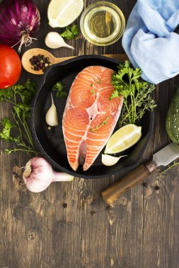 Bir demir tava içinde Çiğ somon steak