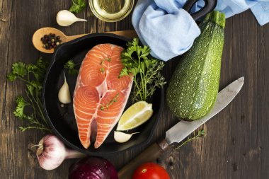 Bir demir tava içinde Çiğ somon steak