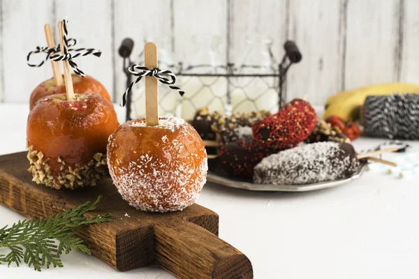 Карамелізовані яблука - десерт на Хелловін. Осіння листівка — стокове фото