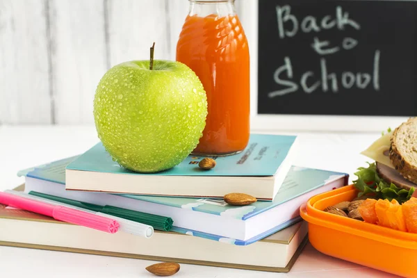 Školní oběd box s sandwich, ovoce a ořechy — Stock fotografie
