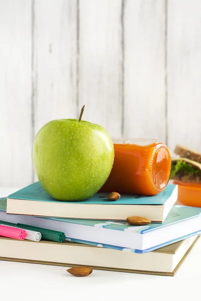 Almuerzo escolar con sándwich, frutas y nueces — Foto de Stock