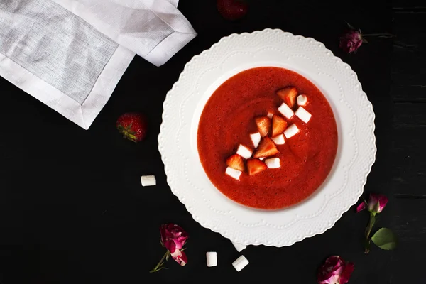 Sopa de morango com marshmallows — Fotografia de Stock