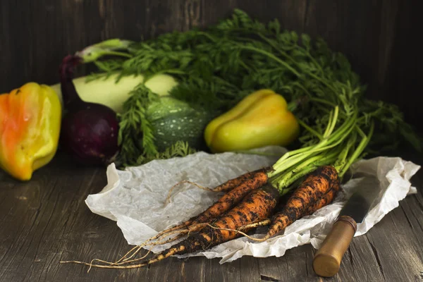 Montón de verduras orgánicas frescas sobre mesa de madera — Foto de Stock