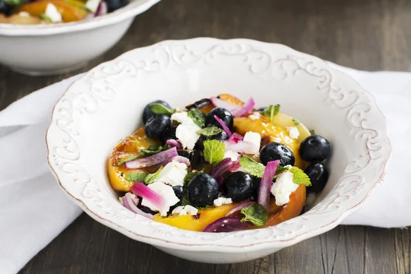 Insalata estiva con pesche alla griglia, mirtillo e formaggio feta — Foto Stock