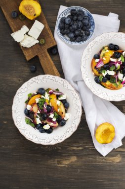 Yaz salata ızgara Şeftalilerin yaban mersini ve beyaz peynir