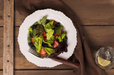 Çilek ve yeşil yaprakları taze yaz salatası