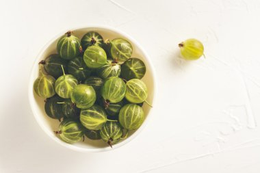 Bektaşi beyaz masa üzerinde kase