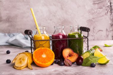 Tel sepet içinde taze parlak smothies