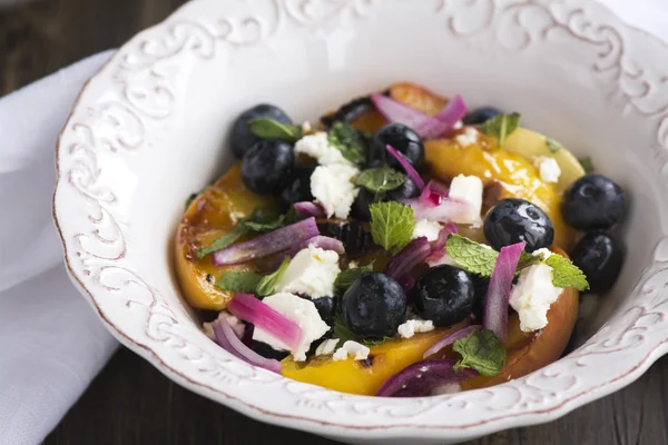 Insalata estiva con pesche alla griglia, mirtillo e formaggio feta — Foto Stock