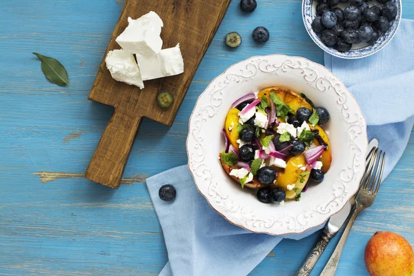 Летний салат с персиками, черникой и сыром фета — стоковое фото