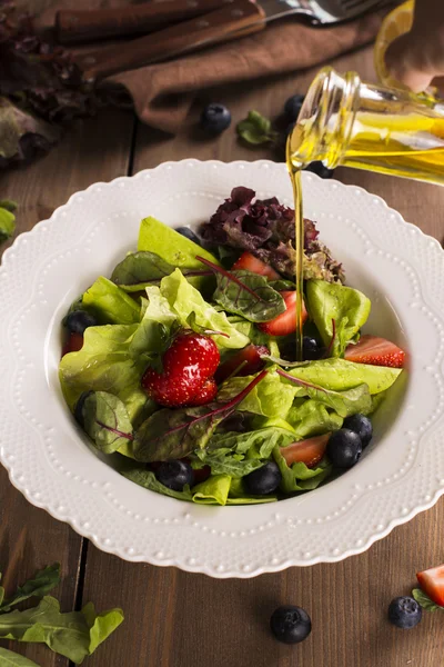 Insalata estiva fresca con bacche e foglie verdi — Foto Stock