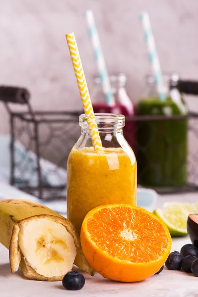 Smoothie amarelo doce saudável em uma pequena garrafa de vidro — Fotografia de Stock