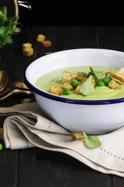 Green spinach and pea soup with croutons — Stock Photo, Image