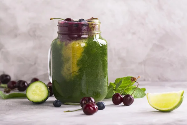 Smoothie multicolorido fresco sobre mesa de pedra — Fotografia de Stock