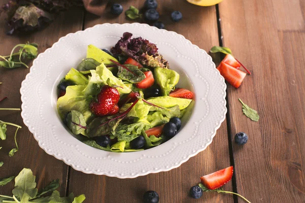 Свіжий літній салат з ягодами та зеленим листям — стокове фото