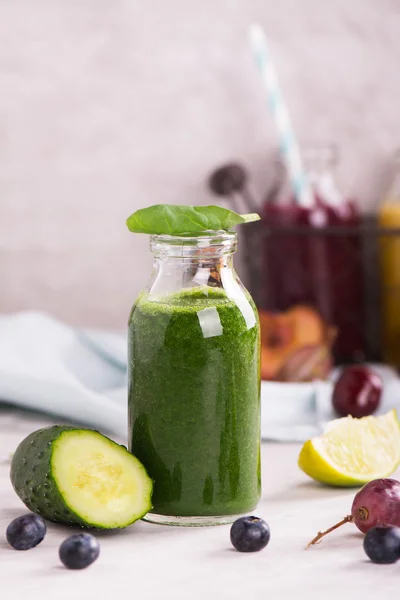 Smoothie verde dulce saludable en una pequeña botella de vidrio —  Fotos de Stock