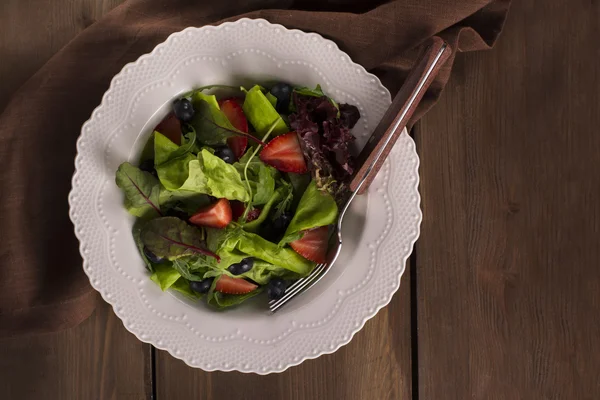 Сира їжа - свіжий літній салат — стокове фото