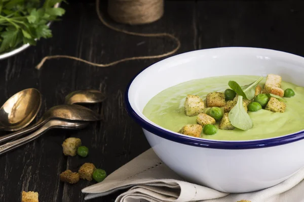 Green spinach and pea soup with croutons — Stock Photo, Image