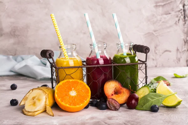 Fresh bright smoothies in a wire basket — Stock Photo, Image