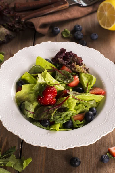 Свіжий літній салат з ягодами та зеленим листям — стокове фото