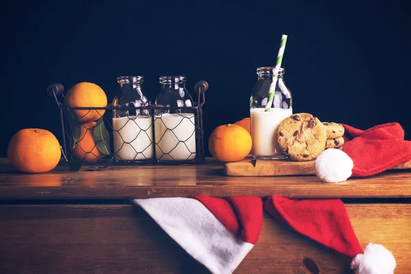 Composição de Natal com leite e biscoitos para Papai Noel — Fotografia de Stock