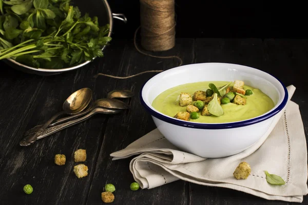 Sopa de creme de ervilha verde com croutons e ervas — Fotografia de Stock