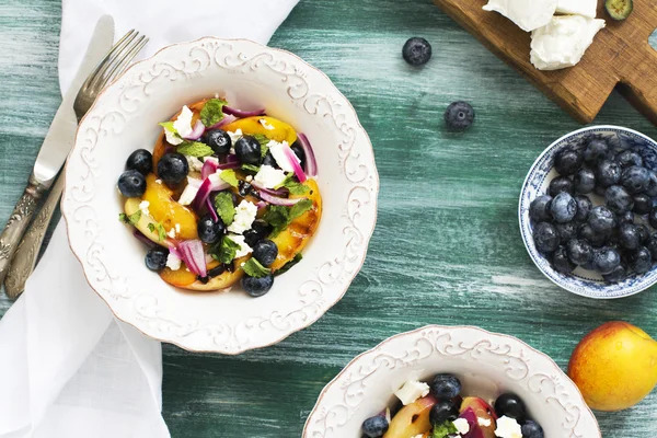 Ensalada de verano con duraznos a la parrilla, arándanos y queso feta —  Fotos de Stock