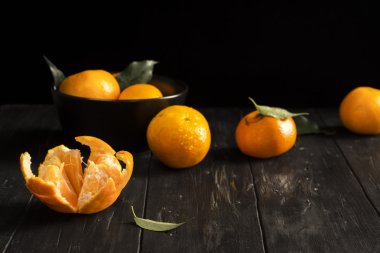 Mandalina ile eski koyu ahşap masa yapraklarda