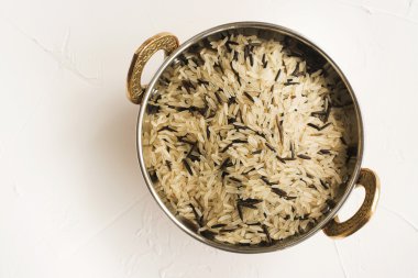 Uzun beyaz ve siyah yabani pirinç karışımı
